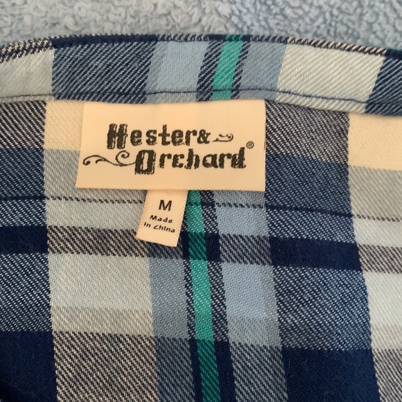 Medium button down,v neck flannel - Picture 4 of 5